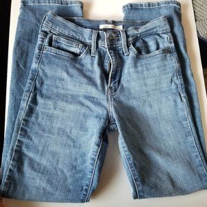 Levi’s Slimming Fit Medium Wash Jeans Size 27